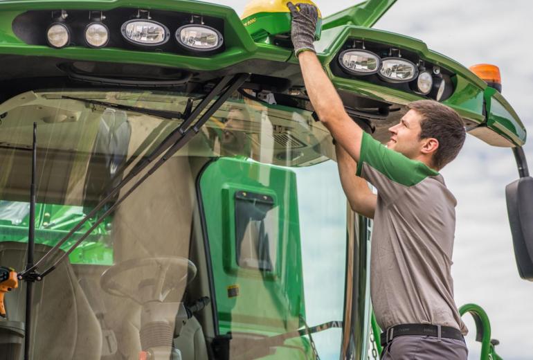 John Deere siūlo atnaujinti žemės ūkio technikos navigacinę įrangą