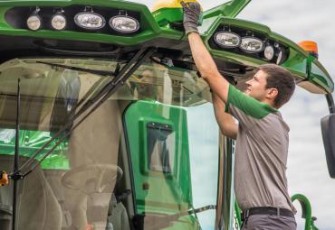 John Deere siūlo atnaujinti žemės ūkio technikos navigacinę įrangą