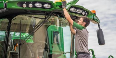 John Deere siūlo atnaujinti žemės ūkio technikos navigacinę įrangą