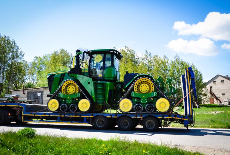 Šimtasis John Deere traktorius – jau pas pirkėjus