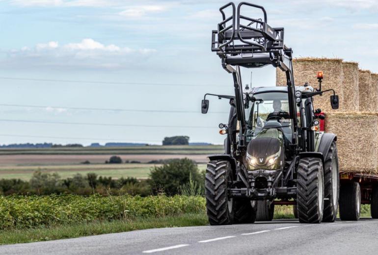 Valtra G135 toliau skina laurus