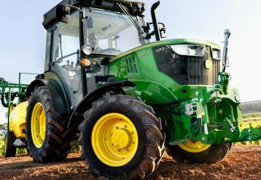 Naujas John Deere 5G specialios paskirties traktorių gamos flagmanas