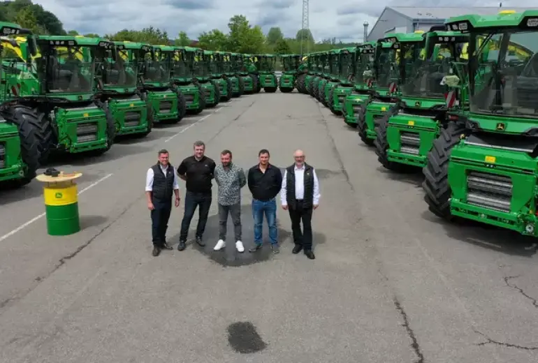  John Deere rekordinis sandoris - 20 savaeigių F9 500 smulkintuvų