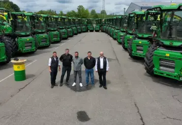  John Deere rekordinis sandoris - 20 savaeigių F9 500 smulkintuvų