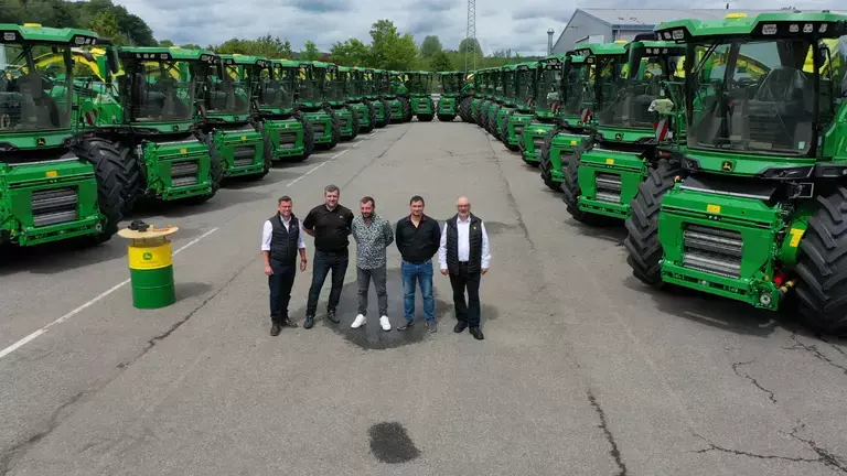  John Deere rekordinis sandoris - 20 savaeigių F9 500 smulkintuvų
