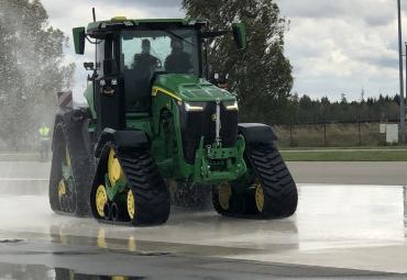 Keturvikšrė John Deere 8RX naujiena neaplenkė ir Lietuvos