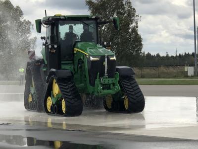 Keturvikšrė John Deere 8RX naujiena neaplenkė ir Lietuvos