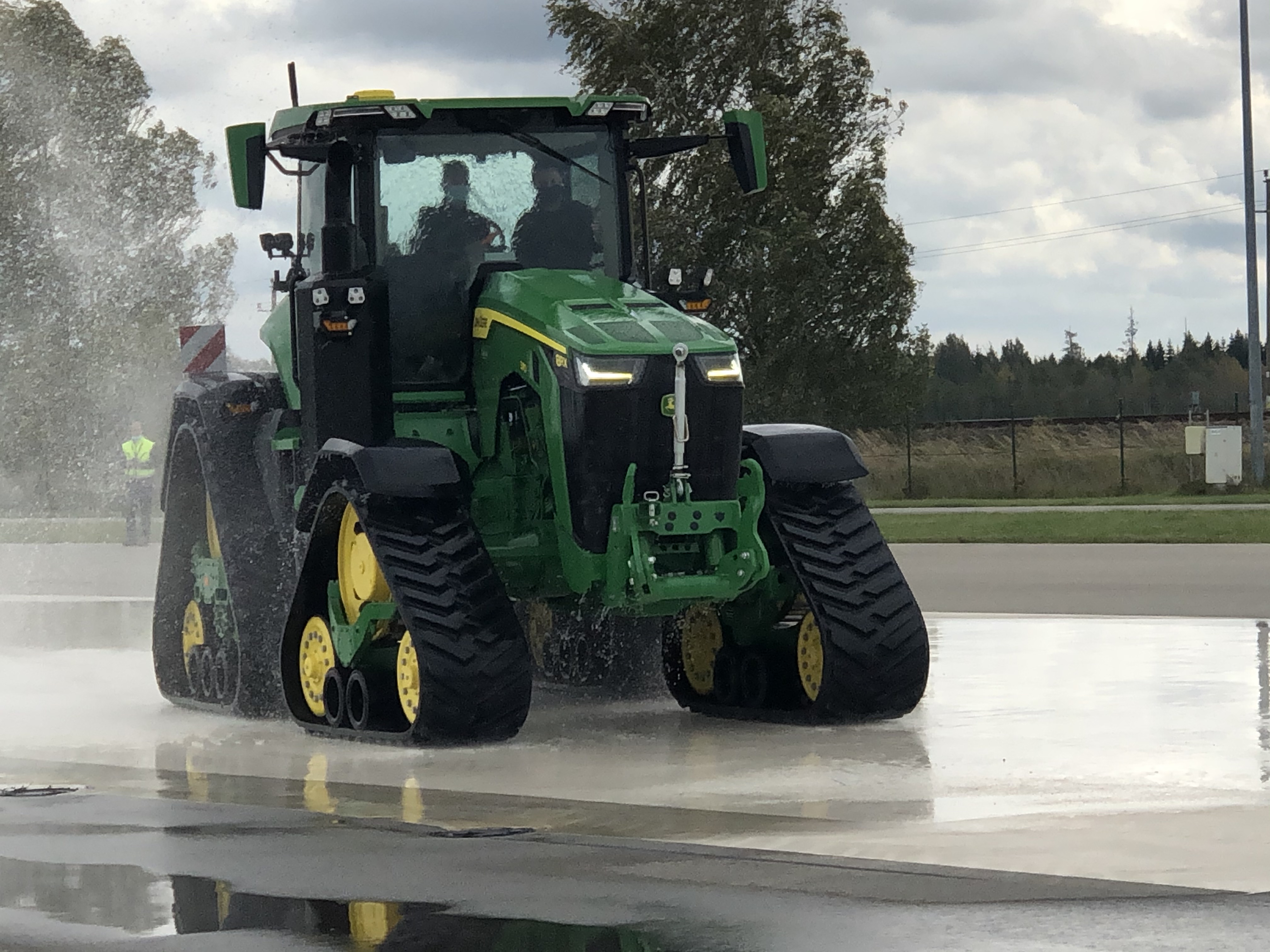 Keturvikšrė John Deere 8RX naujiena neaplenkė ir Lietuvos