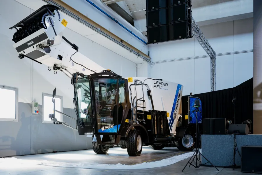 Faresin pristatė elektrinį savaeigį pašarų maišytuvą-dalytuvą