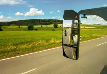 FORVIA HELLA radarų technologija: dar saugesni posūkiai laukuose ir keliuose