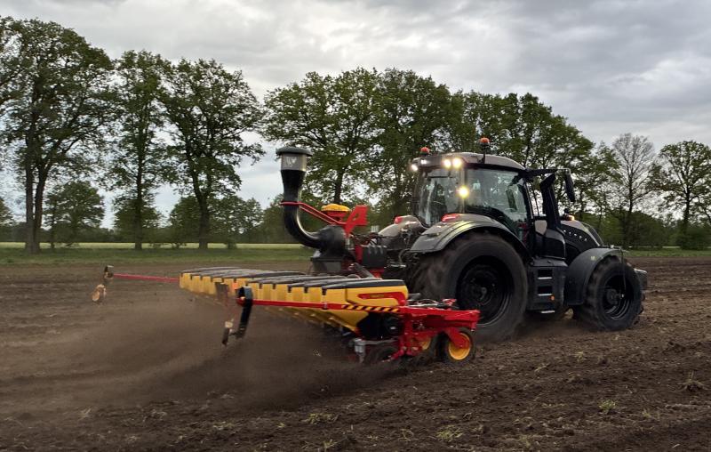 Väderstad Tempo ir Valtra T6 kukurūzus sėjo didesniu nei 40 km/val. greičiu