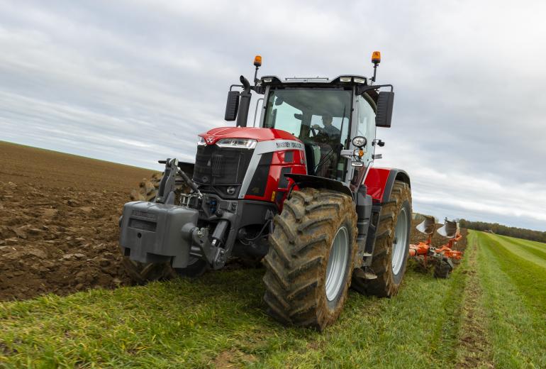 Massey Ferguson 8S serijos pajėgumai perkopė 300 AG