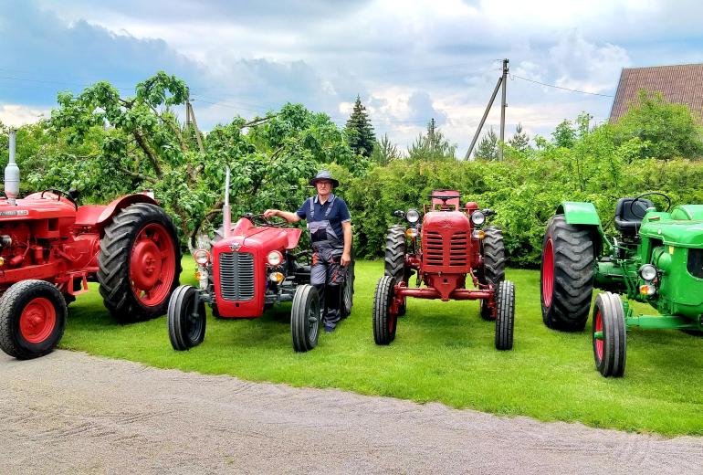 Puikiai laiką ir darbus planuojantis ūkininkas randa laiko pomėgiui – renovuoti senus traktorius