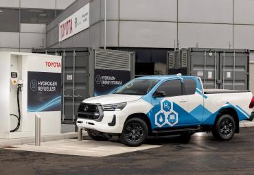 Toyota pristatė vandenilio kuro elementais varomą Hilux prototipą