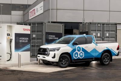 Toyota pristatė vandenilio kuro elementais varomą Hilux prototipą