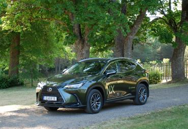 Lexus NX:  laužantis stereotipus