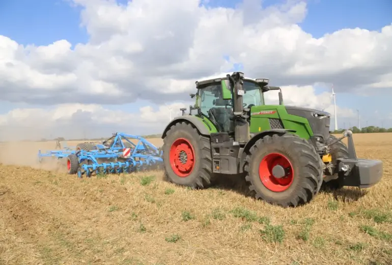 Fendt meta rimtą kortą: naujoji 800 Vario